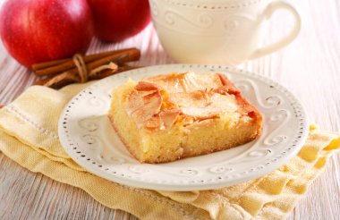 Elma pasta tabak ve bardak kahve dilimi