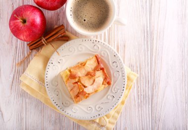 Elma pasta tabak ve bardak kahve dilimi