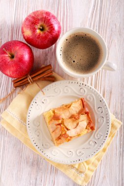Elma pasta tabak ve bardak kahve dilimi