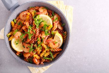 Düdük makarna ile bir tavada limonlu karides