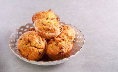 Bir tabakta kuru üzüm ile tatlı kek