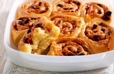 Chelsea buns - tatlı teneke pişirme rulo
