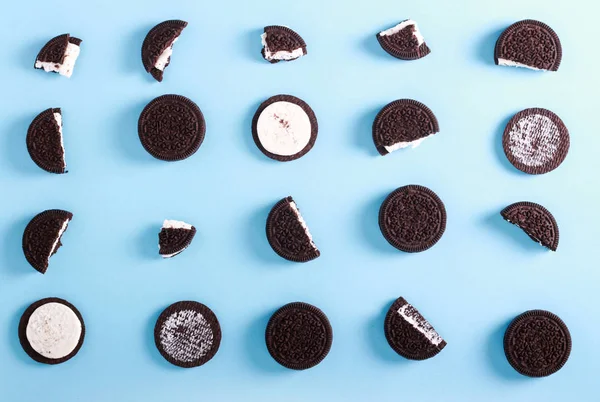 Шоколадне Кремове Печиво Начинкою Синьому Фоні — стокове фото