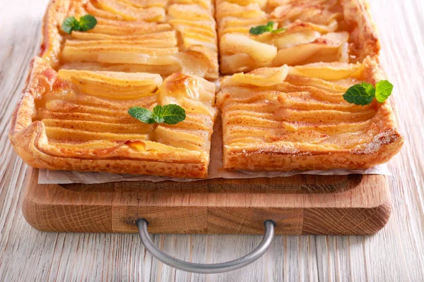 Baharatlı armut pasta dilimleri ahşap tahta üzerinde