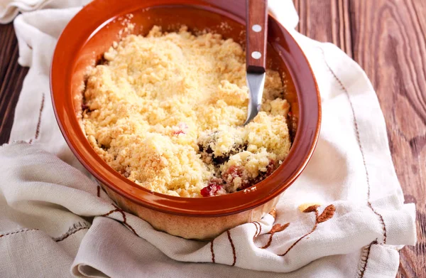 Fruit Crumble Cake Baking Tin Table — Stock Photo, Image