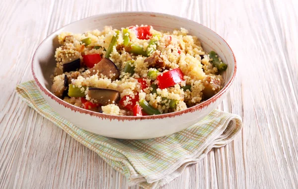 Couscous Com Legumes Uma Tigela Mesa Madeira — Fotografia de Stock