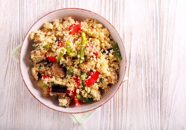 Couscous Met Groenten Een Kom Houten Tafel — Stockfoto