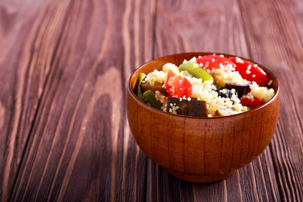 Couscous Met Groenten Houten Kom Tafel — Stockfoto