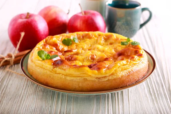 Sahne Und Apfelkuchen Auf Teller — Stockfoto