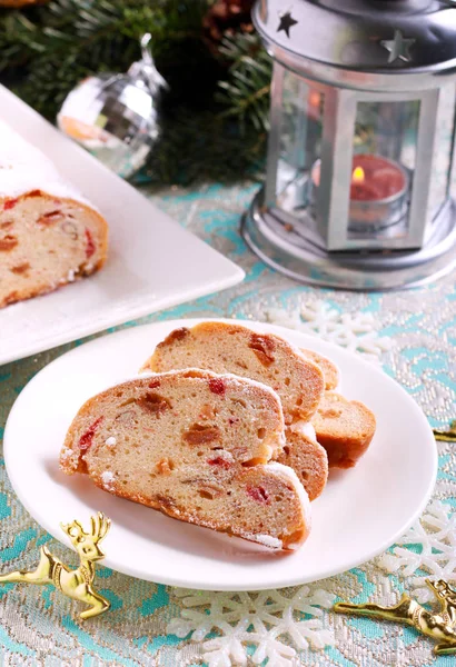 Christstollen Mit Puderzucker Auf Teller Geschnitten — Stockfoto