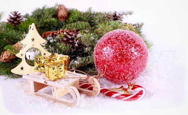 Decoração Natal Com Neve Sobre Fundo Branco — Fotografia de Stock