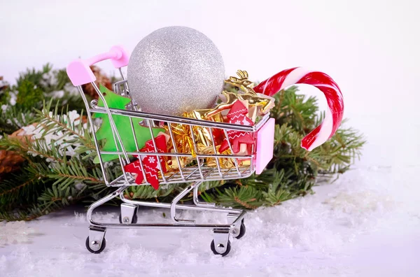 Juldekoration Mini Shopping Vagn Över Vit Bakgrund — Stockfoto