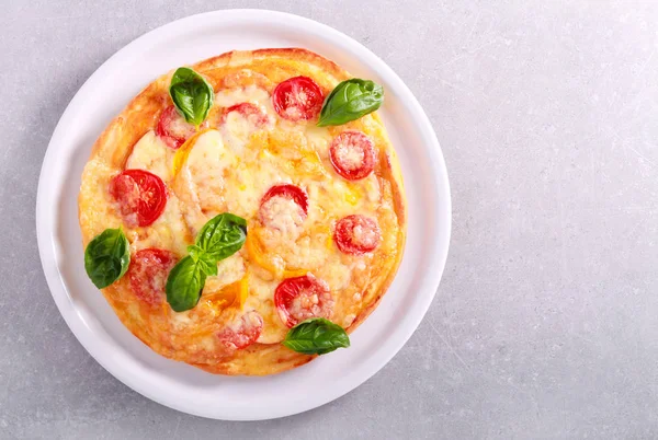 Frische Hausgemachte Pizza Mit Basilikum Auf Dem Teller — Stockfoto