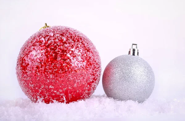 Rote Und Silberne Kugeln Weihnachtsdekoration Auf Weißem Hintergrund — Stockfoto