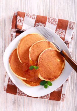 Portakal marmelat, tabakta ile Pancakes