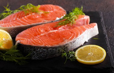 Koyu arka plan üzerinde çiğ Somon Balık biftek