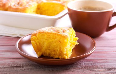 Krema, tatlı yumuşak rulo masada servis