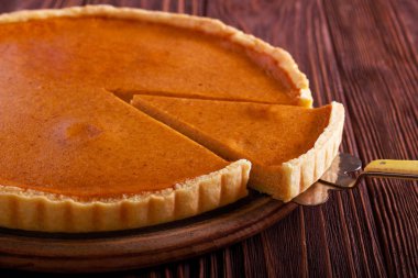 Kabak pasta, koyu ahşap masa üzerinde gemide dilimlenmiş