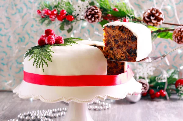 Традиционный Рождественский Торт Украшенный Подаваемый Стол — стоковое фото