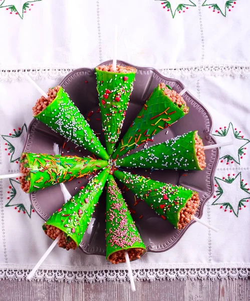 Natal Árvore Crunch Pops Com Polvilhas Placa — Fotografia de Stock