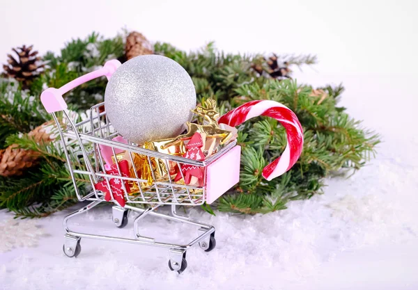 白い背景の上のミニ ショッピング トロリーでクリスマスの装飾 — ストック写真