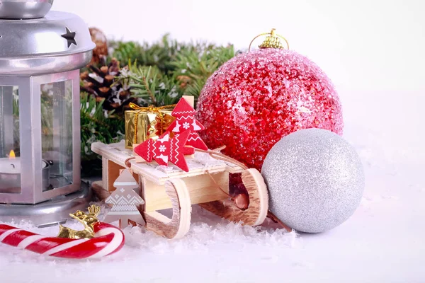 Decoración Navideña Con Nieve Sobre Fondo Blanco — Foto de Stock