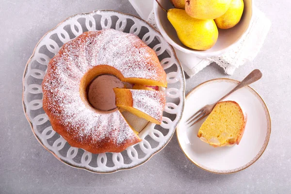 テーブルにて梨とサフランのブント ケーキ — ストック写真
