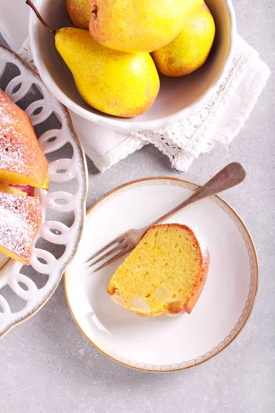 Safran Bündel Kuchen Mit Birnen Serviert Auf Dem Tisch — Stockfoto