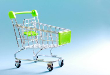 Mavi arka plan üzerinde boş mini alışveriş sepeti