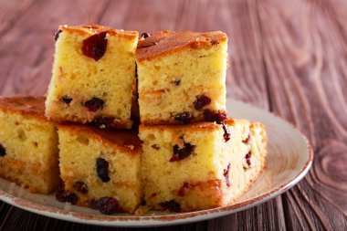 Beyaz çikolata ve kızılcık Sarışınlar barlar plaka üzerinde