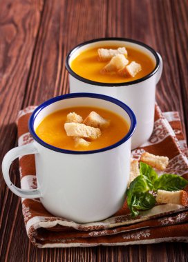 Sebze çorbası, Balkabagi ve karnabahar metal bardağı içinde yapılmış