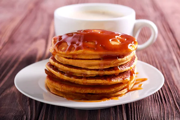 Pila Panqueques Calabaza Con Salsa Caramelo Servido — Foto de Stock