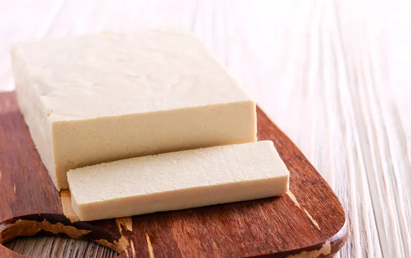 Queijo Tofu Cortado Tábua Madeira Foco Seletivo — Fotografia de Stock