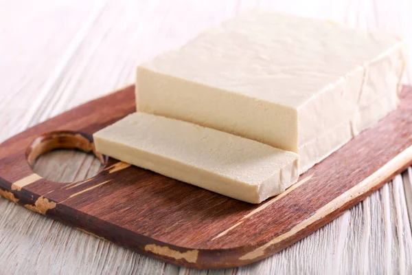 Tofu Kaas Gesneden Houten Plank Selectieve Aandacht — Stockfoto