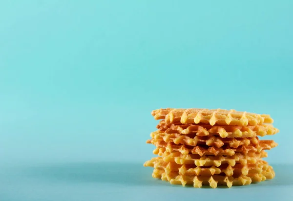 Pilha Waffles Crocantes Caramelo Sobre Fundo Azul — Fotografia de Stock