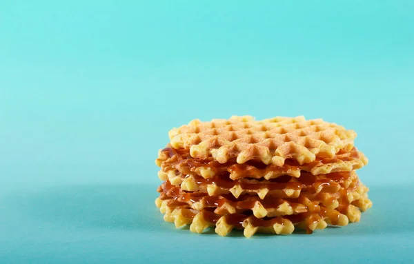 Pilha Waffles Crocantes Caramelo Sobre Fundo Azul — Fotografia de Stock