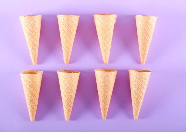 Конусы Мороженого Фиолетовом Фоне — стоковое фото