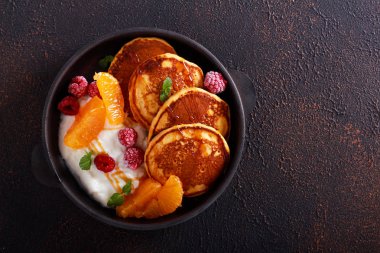 Karamel, yoğurt ve meyve tavada ile Pancakes
