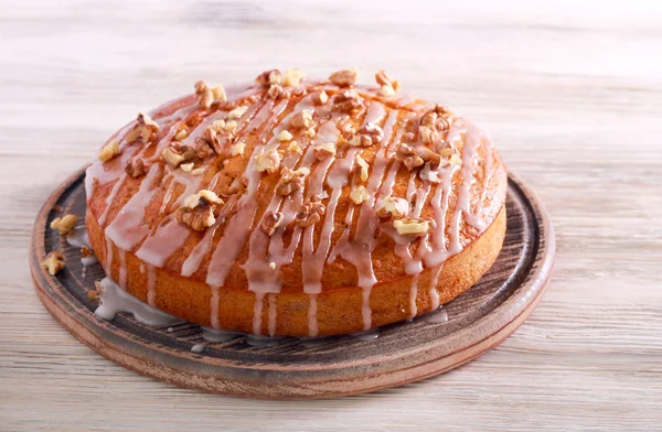 Kuchen Mit Zuckerguss Und Nüssen Auf Holzbrett — Stockfoto