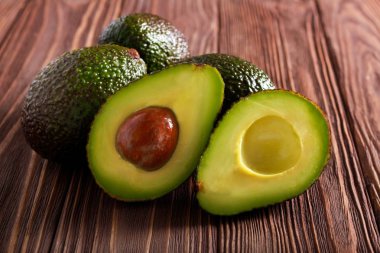 Koyu ahşap arka plan, seçici odak üzerinde avokado