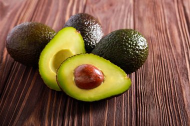 Koyu ahşap arka plan, seçici odak üzerinde avokado