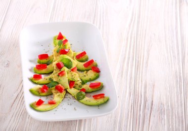 Biber ve Noel ağacı şeklinde otlar ile avokado dilimleri