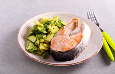 Kızarmış balık biftek ve salata plaka üzerinde