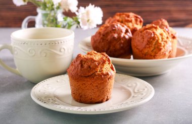 Fıstık ezmeli tatlı kek, masaya servis