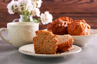 Fıstık ezmeli tatlı kek, masaya servis