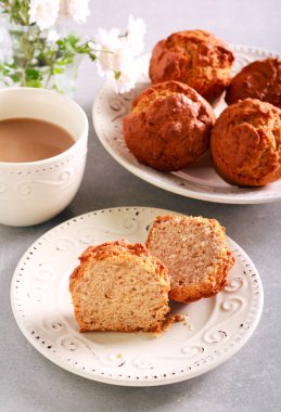 Fıstık ezmeli tatlı kek, masaya servis