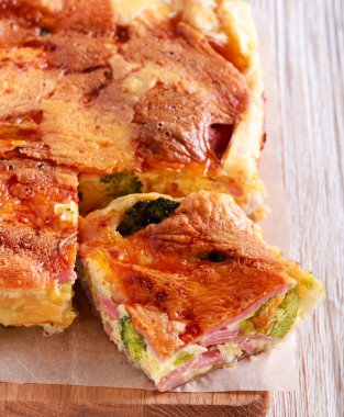 Brokoli, jambon ve peynir pasta, ahşap tahta üzerinde