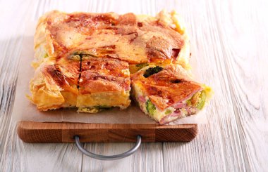 Brokoli, jambon ve peynir pasta, ahşap tahta üzerinde