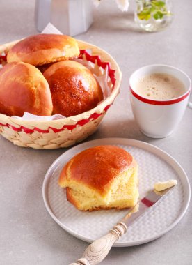 Bir bıçak tabak ve bardak kahve tereyağlı dilimli topuz