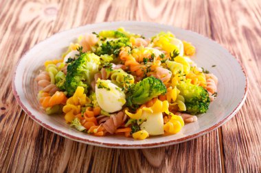 Kekik Makarna Brokoli ve mozzarellalı plaka üzerinde